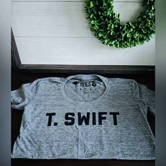 Taylor Swift T.SWIFT
Vintage t
Taylor Swift - the Chive exclusive t-shirt. - Picture 7 of 7